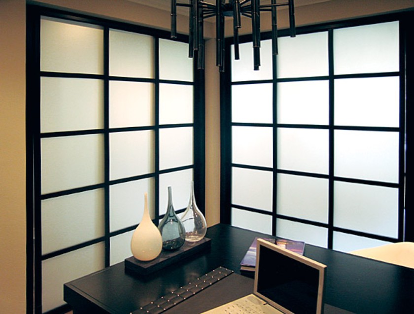 Угловая перегородка в японском стиле с матовым стеклом Юрга