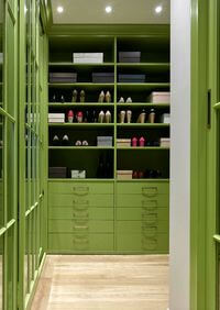 Г-образная гардеробная комната в зеленом цвете Юрга