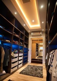 Большая открытая гардеробная комната с комбинированным наполнением Юрга