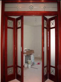 Дверь гармошка с декоративными стеклянными вставками Юрга